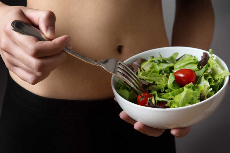 捧着一碗沙拉的年轻女孩