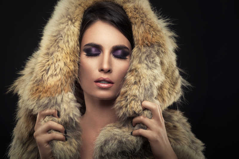 穿着毛皮大衣的年轻女模特