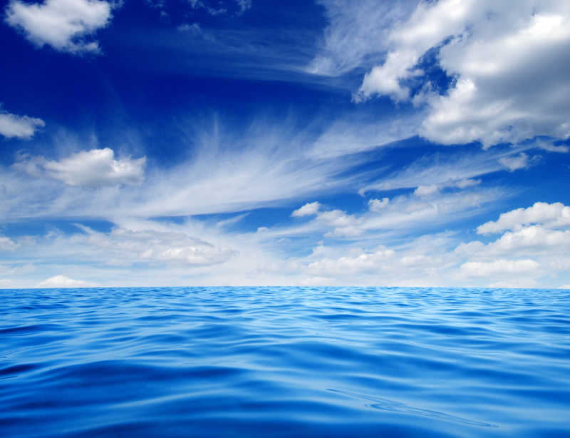 蓝色的海平面
