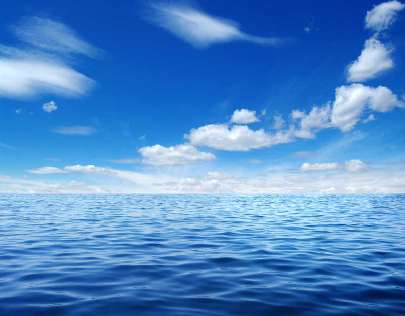 平静的海面图片 蔚蓝的天空下平静的海面素材 高清图片 摄影照片 寻图免费打包下载