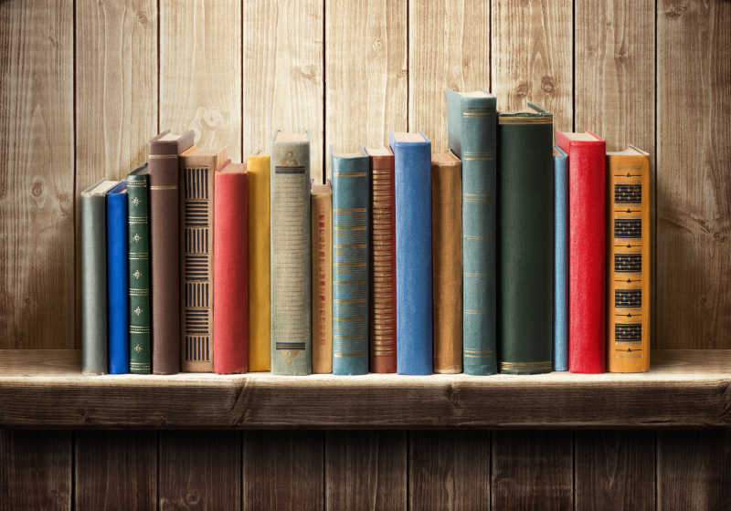 书架上的书图片素材-木制书架上的排列
