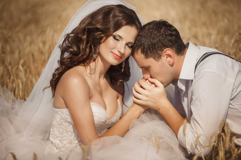 婚礼上恩爱的年轻夫妇