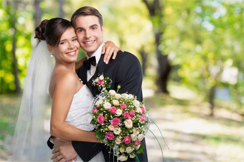 户外婚礼上恩爱的夫妻