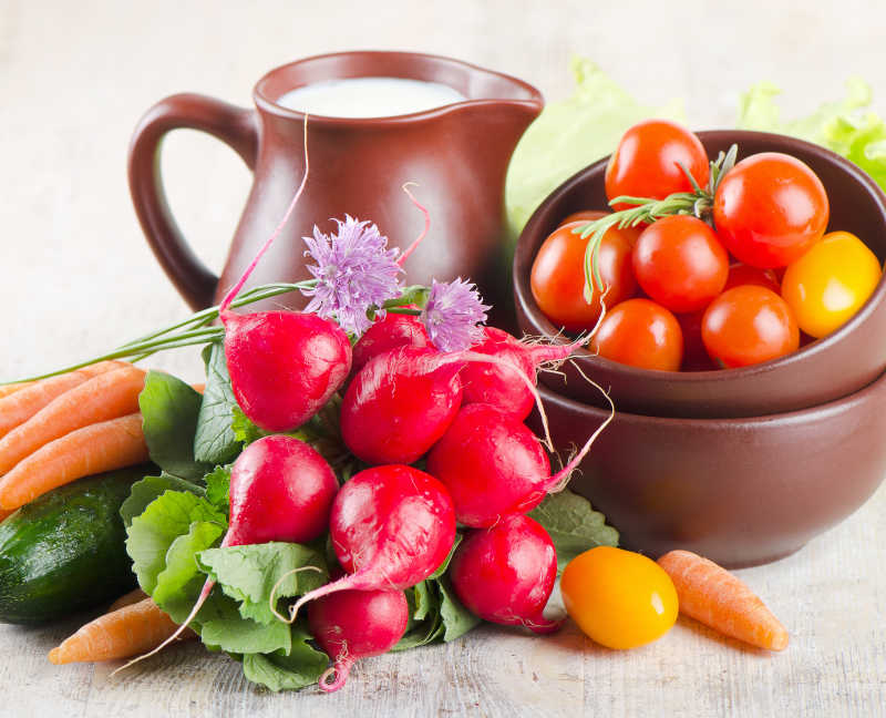 叠放在木桌上的新鲜蔬菜