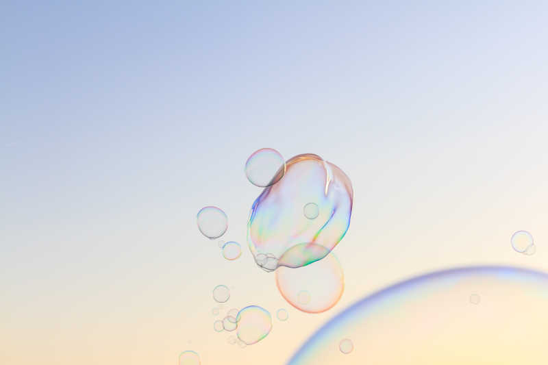 天空中彩色的泡泡