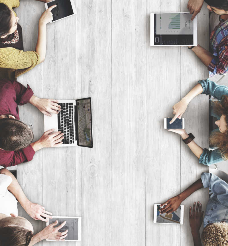 会议桌上的商人们