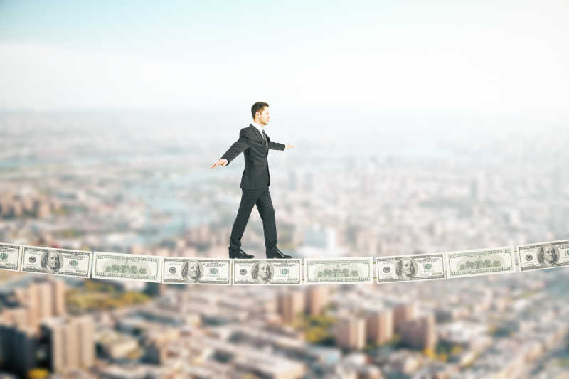 商人走在钞票组成的线上