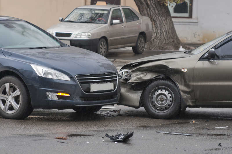 街上两车碰撞的交通事故