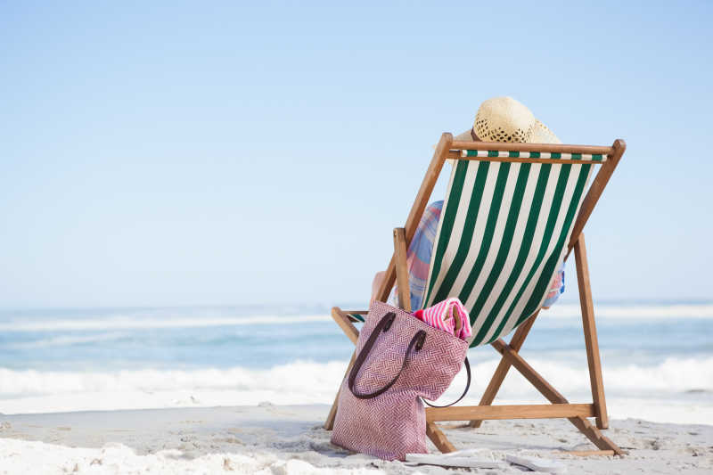 躺在沙滩休闲椅上的美女