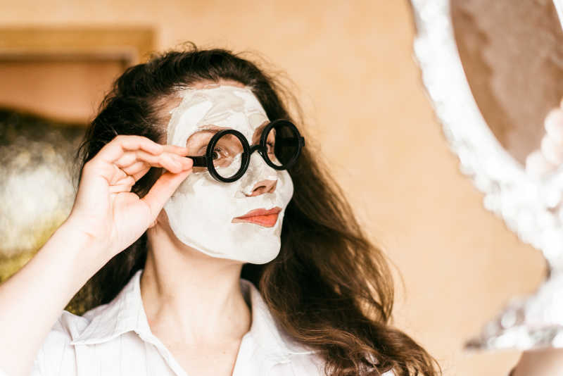 带着眼镜敷面膜的女人