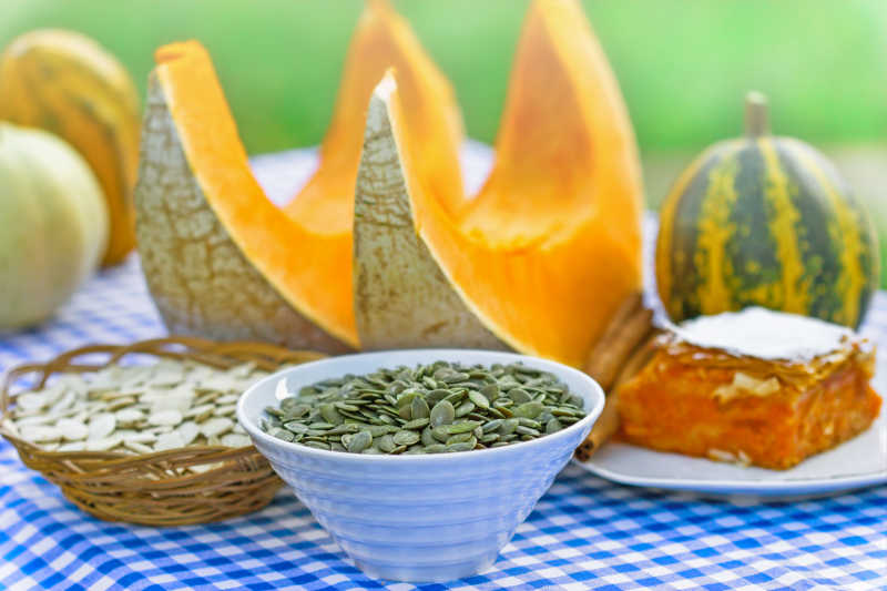 餐桌上的新鲜水果和美味的甜点