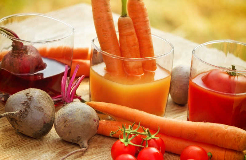 餐桌上不同种类的蔬果汁