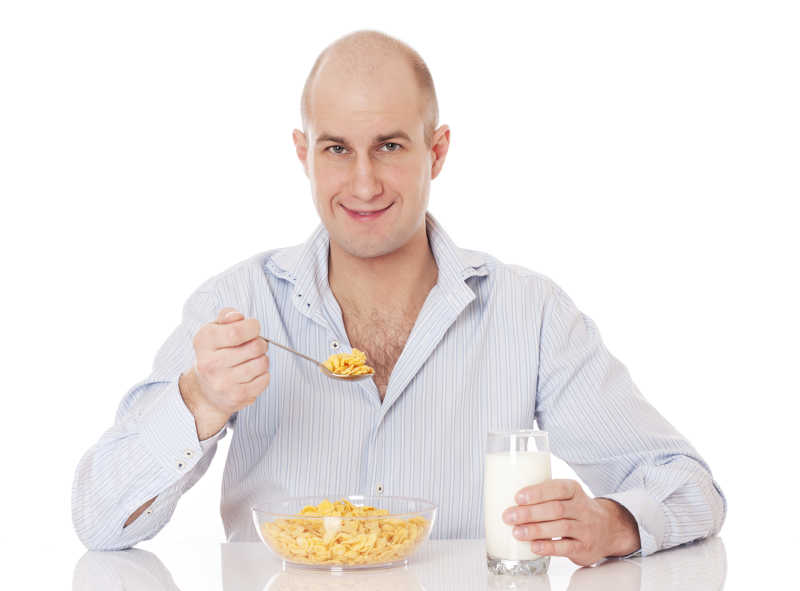 正在享用早餐的中年男子