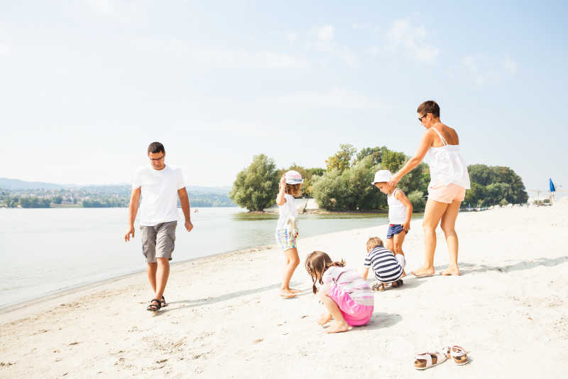 全家人在海边度假