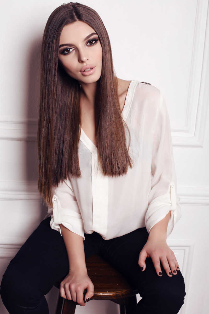 长发的美丽的年轻女子