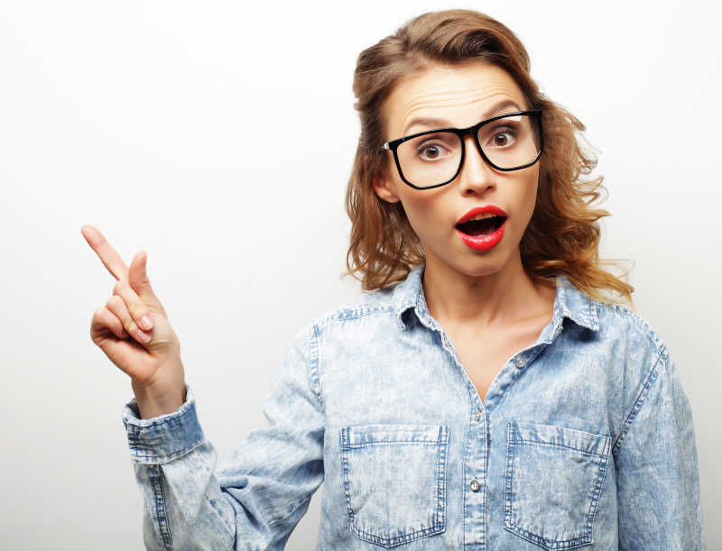 伸出手指指向一边的漂亮女孩