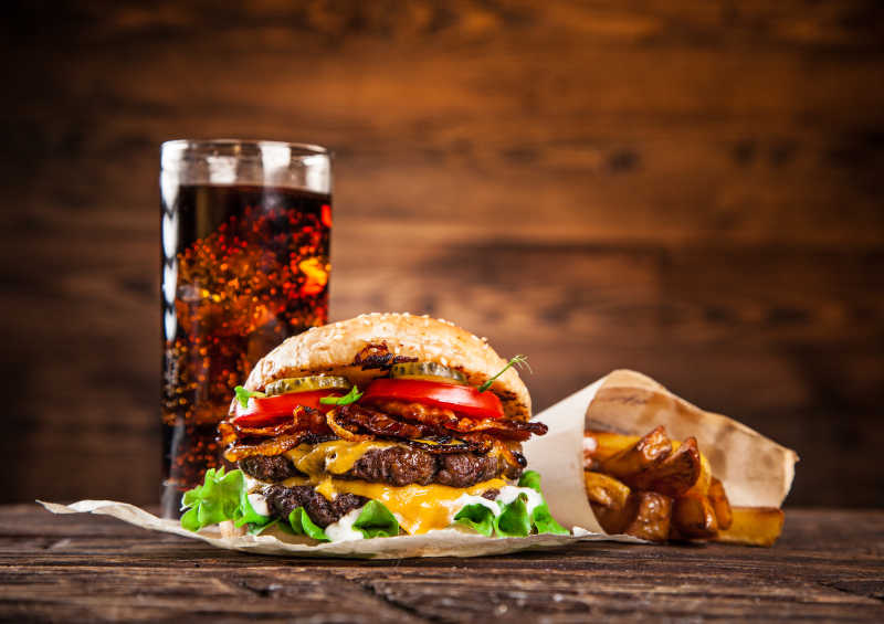 刚出炉的汉堡和美味的啤酒