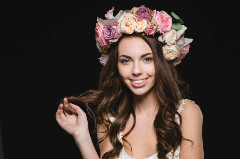 头戴玫瑰花环的美女