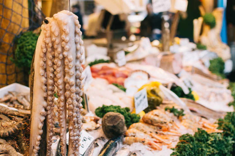 市场上新鲜的章鱼触手