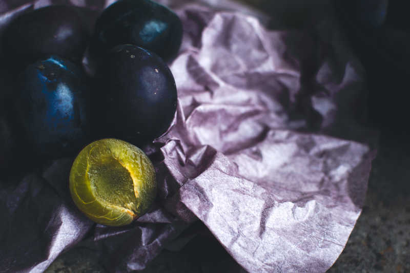 深紫色的新鲜黑布仑