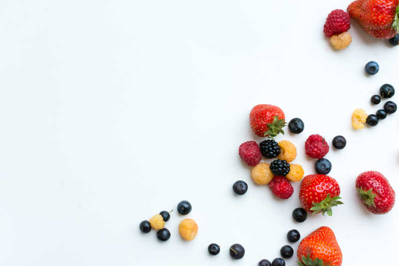 散落的新鲜浆果