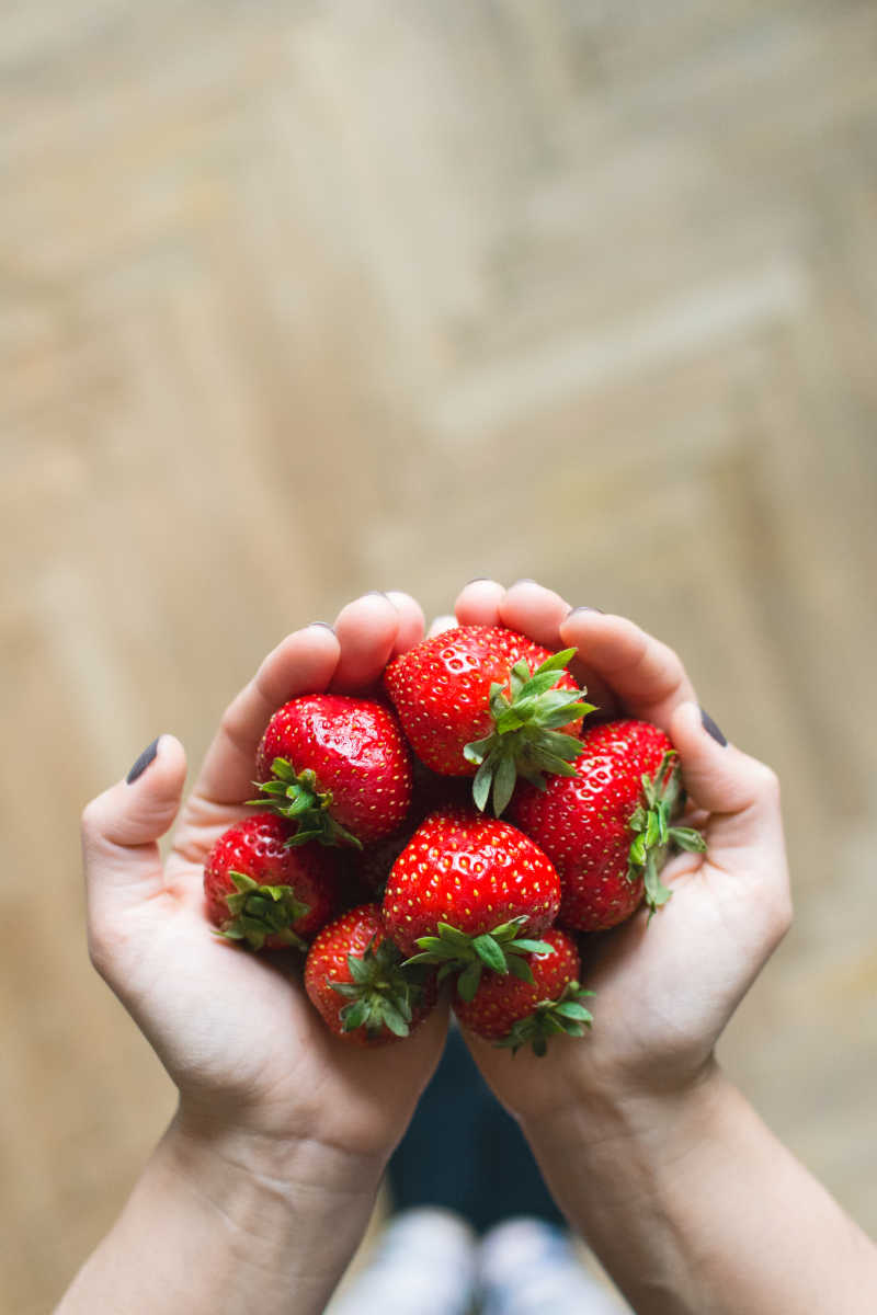手里的草莓