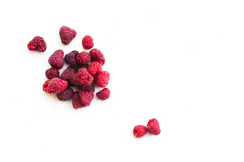 白色背景上新鲜覆盆子