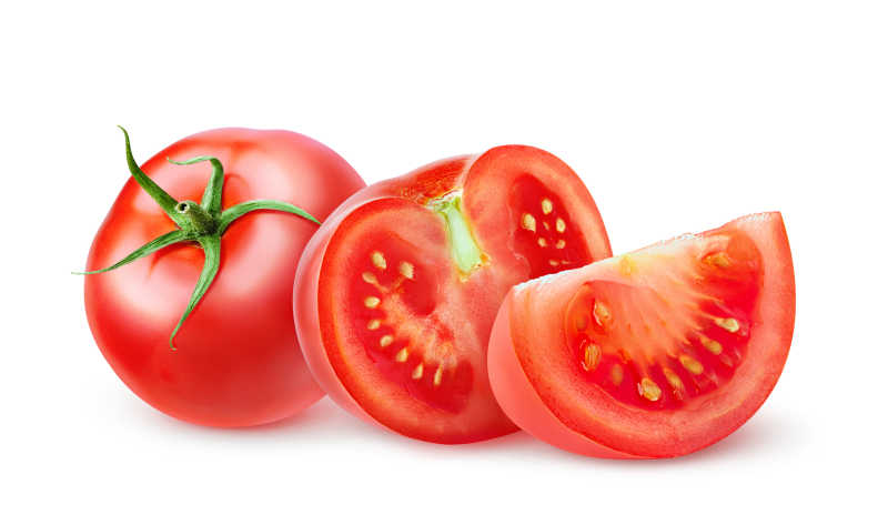 白色背景上切开的西红柿