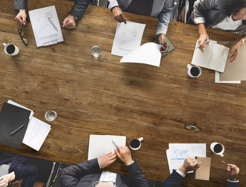 商业人士合作进行分析统计