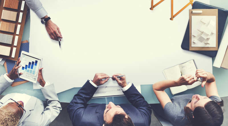 企业人员一起规划蓝图