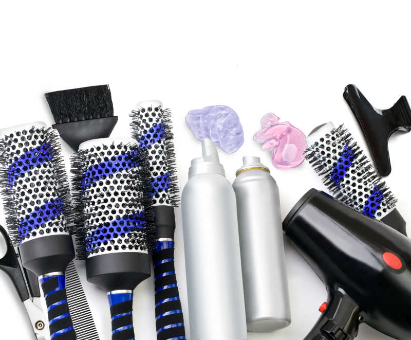 白色背景下的理发工具