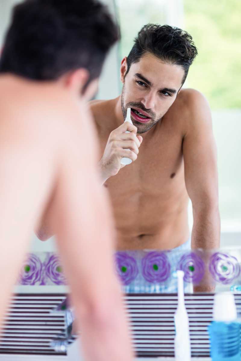 英俊的男人刷牙