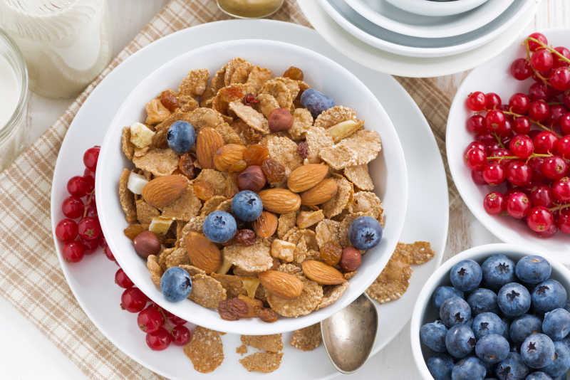 盘子里的水果燕麦和坚果