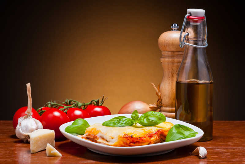 意大利宽面条与配料