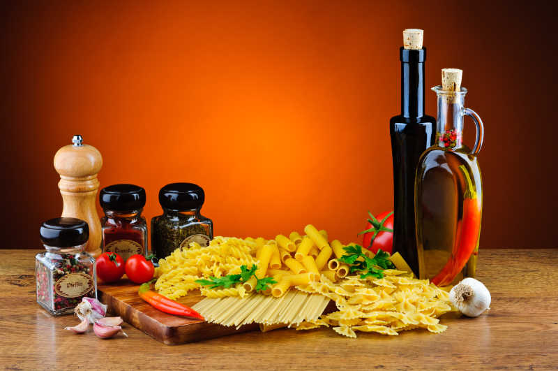 意大利干面条与配料