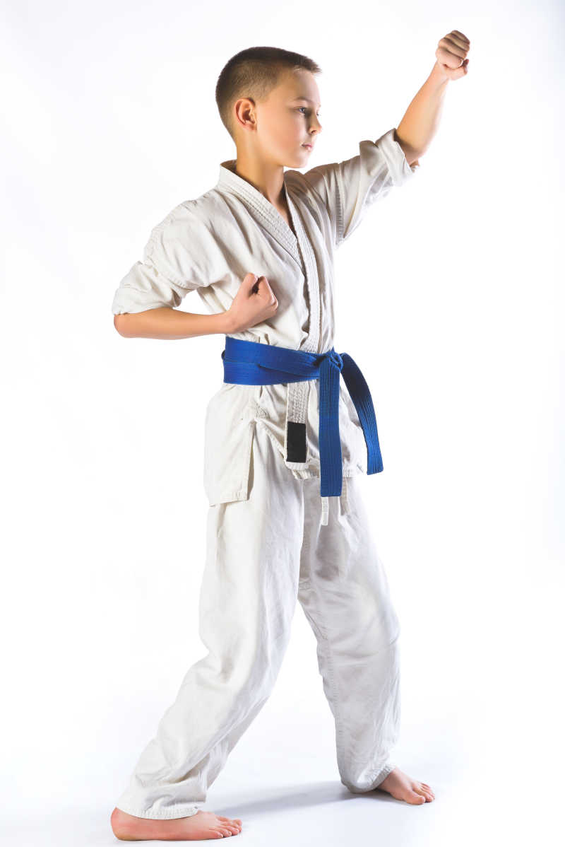 练习空手道的男孩