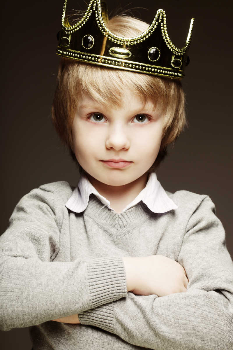 戴王冠的可爱小男孩
