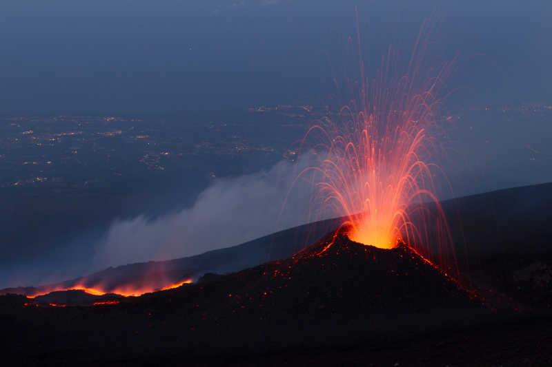 夜间喷发的火山口