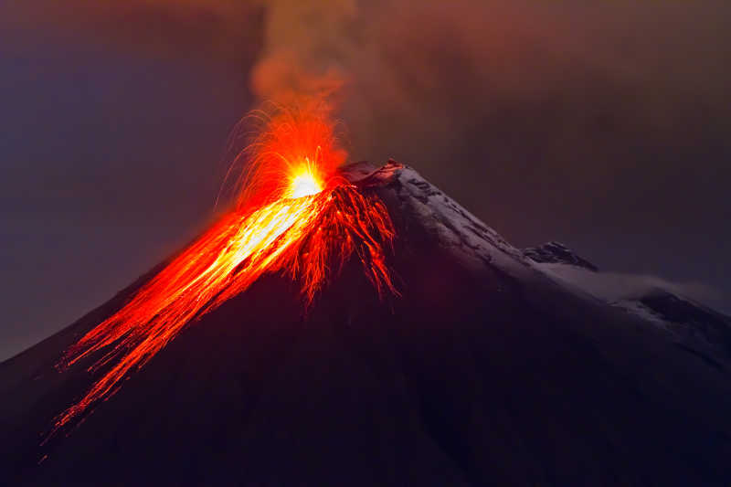 熔岩喷发的活火山