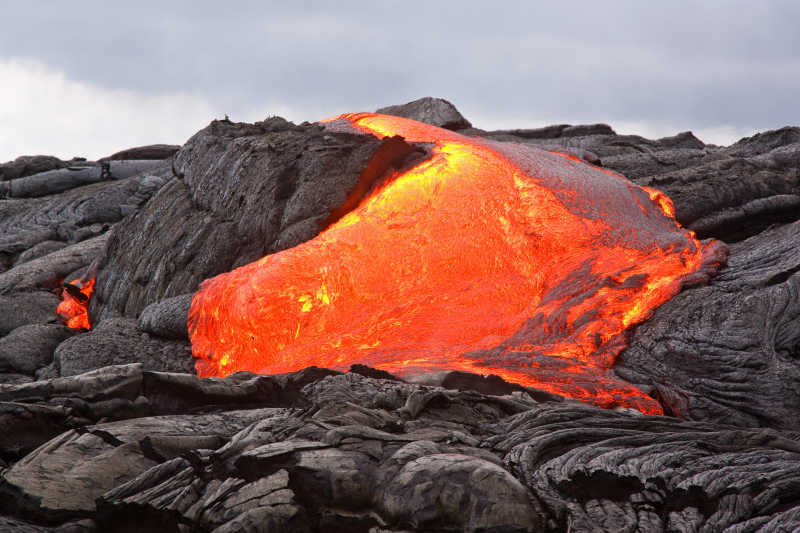 火山上的熔岩流