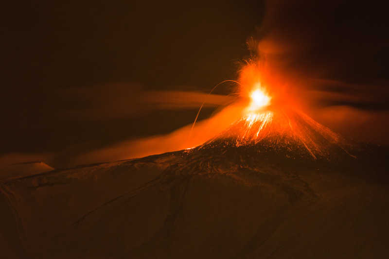 夜间喷发的弗卡诺埃特纳火山