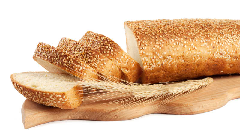 白色背景下的芝麻面包