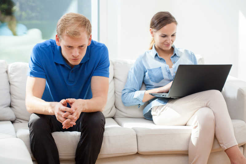 因为女友沉迷于网络而伤心的男孩