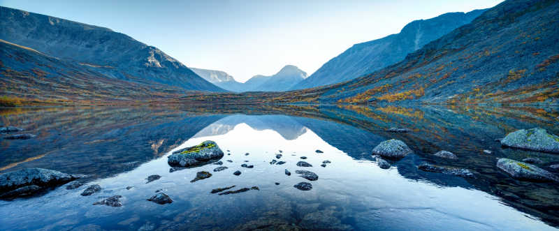 远处的山体和透明的水湖形成的美丽风景