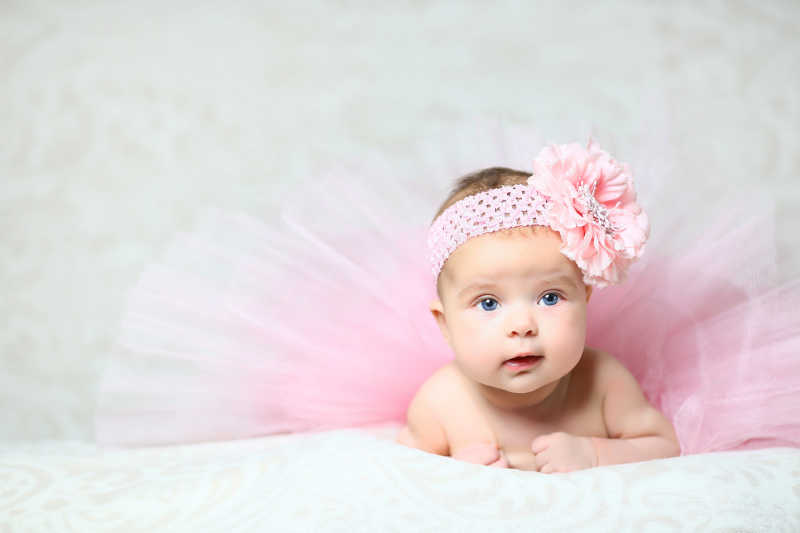 戴着粉色发卡的新生女婴