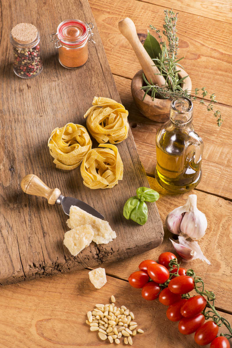 木桌上的意大利美食食材