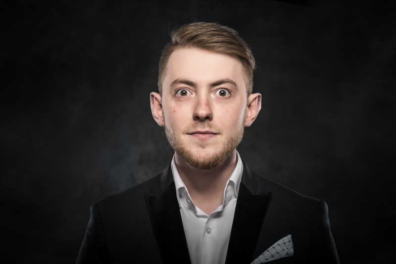 感到惊奇的商人