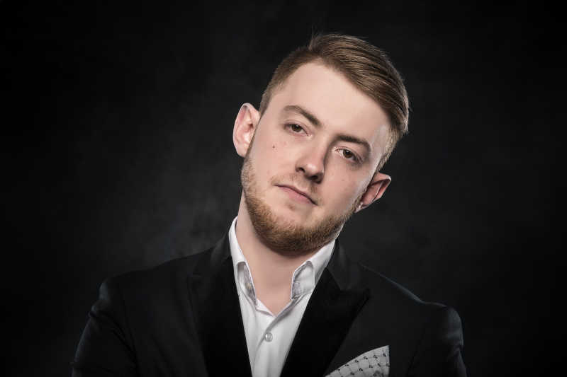 感到怀疑的年轻商人