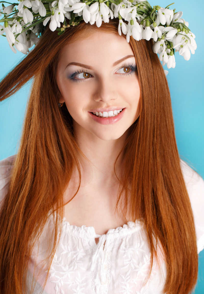 美丽的金发带花环美女