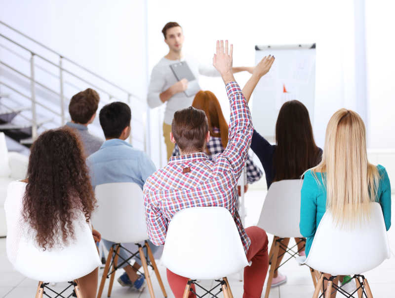 找会议上举手的同事员工